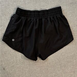 lululemon athletica Women's Hotty Hot Low-Rise Lined Short 2.5"